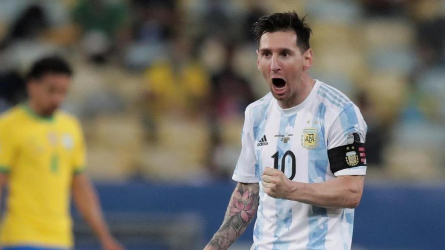 Messi celebra el gol de Di María.