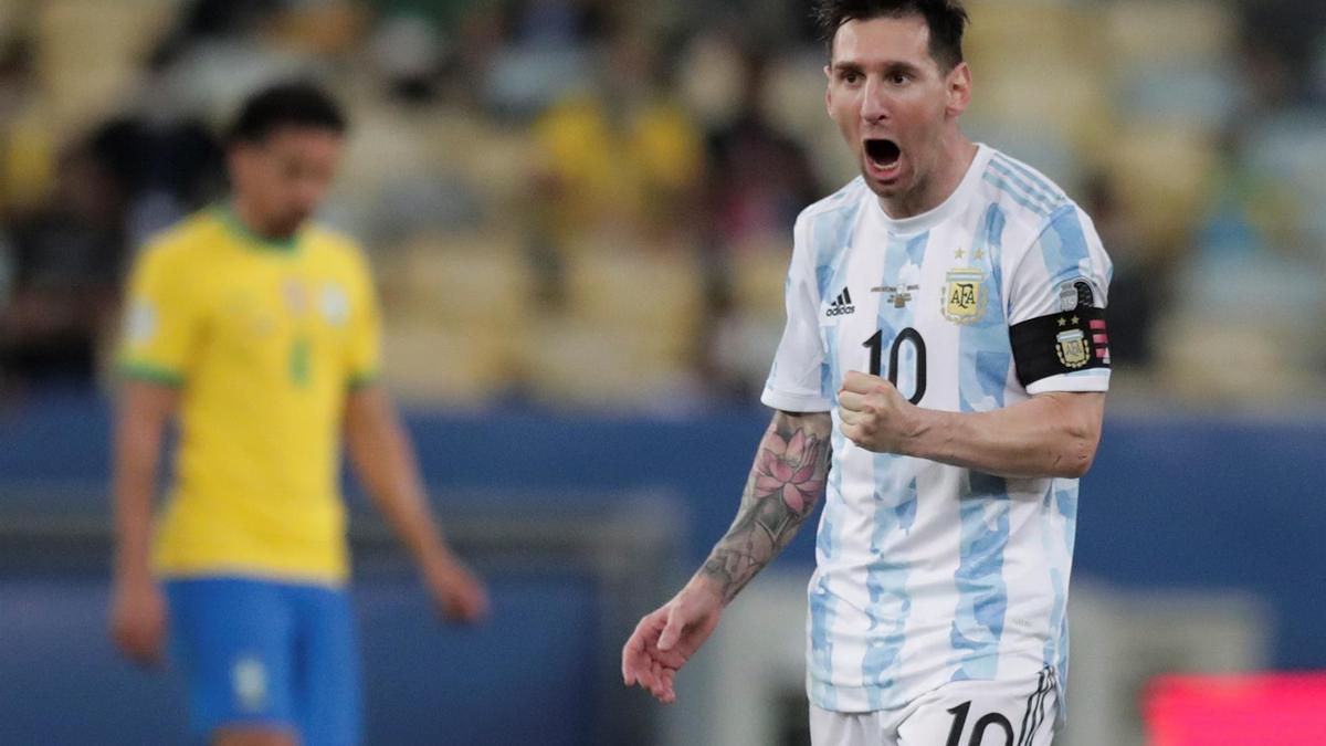 Messi celebra el gol de Di María.