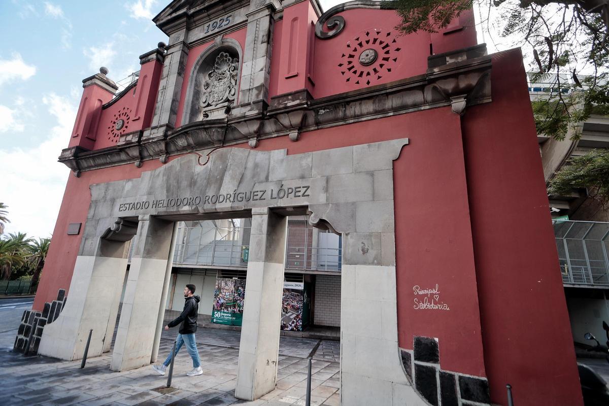 Antigua puerta del estadio, uno de los elementos incluidos en el Catálogo de Protección de Santa Cruz.
