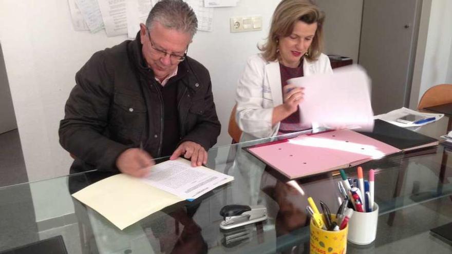 Juan Ramón Álvarez y Eloína Núñez ayer, durante la firma del convenio en el CHUO. // FdV