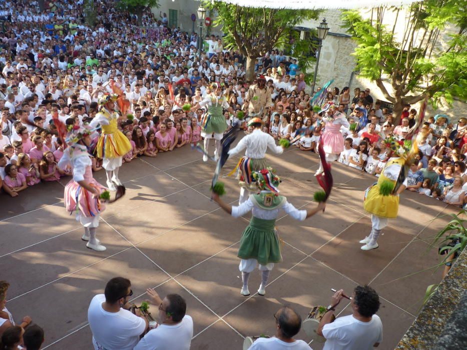 Montuïri vibra al son de los bailes 'cossiers' entre reivindicaciones de igualdad