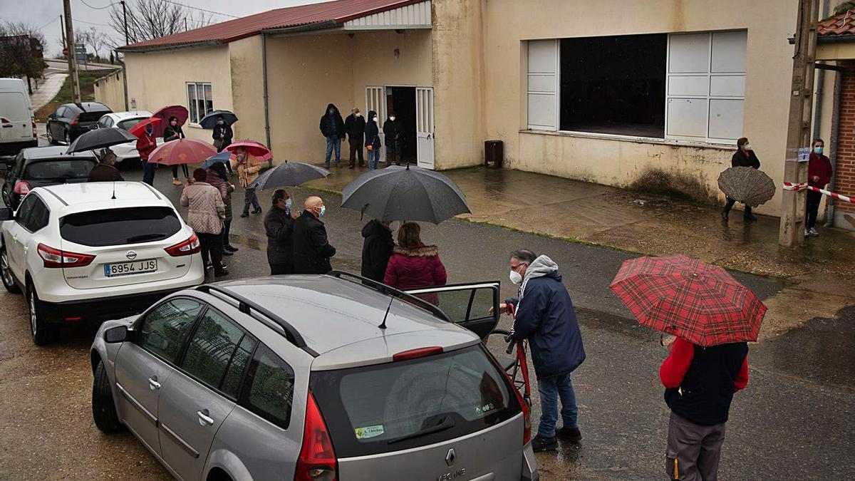 Vecinos de Fresno de la Ribera a la puerta del consultorio para realizarse los test. | José Luis Fernández