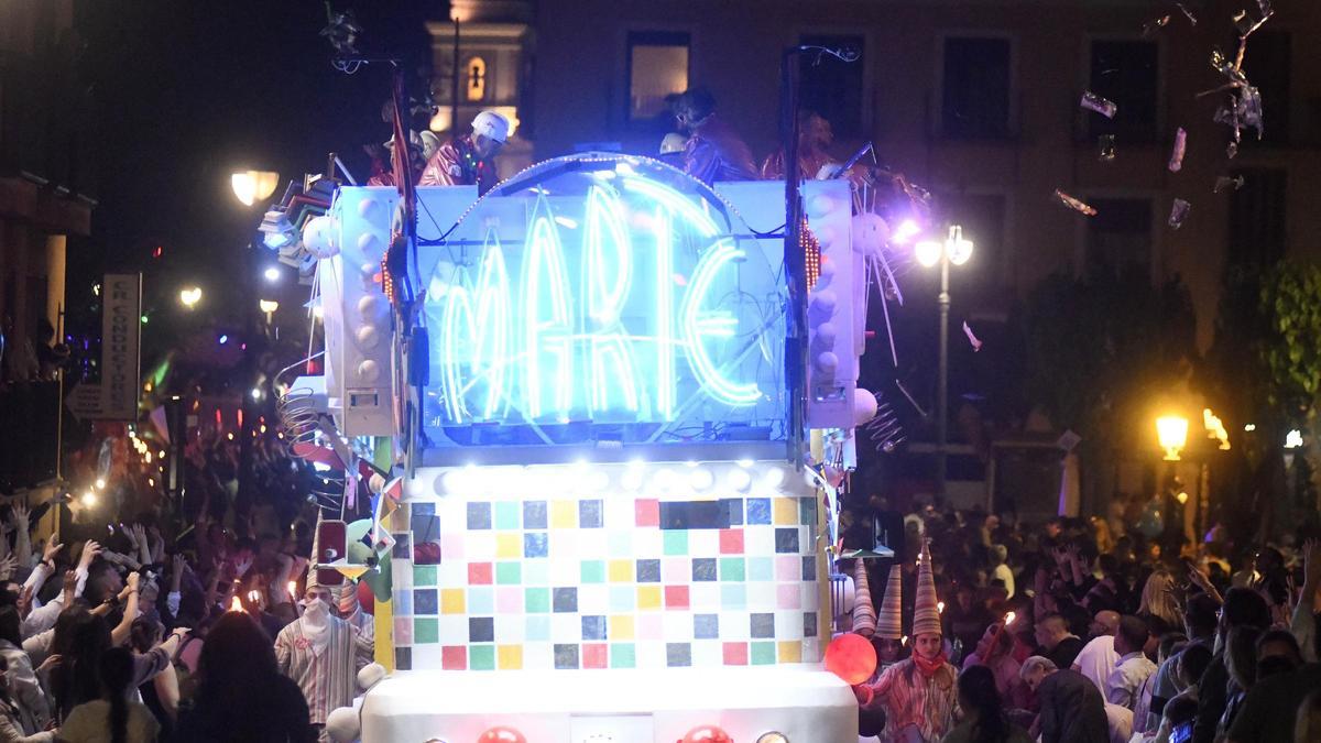 Carroza de Marte en un desfile del Entierro de la Sardina.