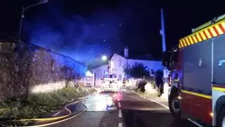 Incendio en una vivienda unifamiliar de Sayago que ha quedado calcinada por completo