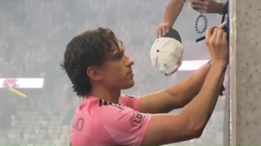 Tom Holland firmando autógrafos a sus fans con la camiseta del Inter de Miami puesta
