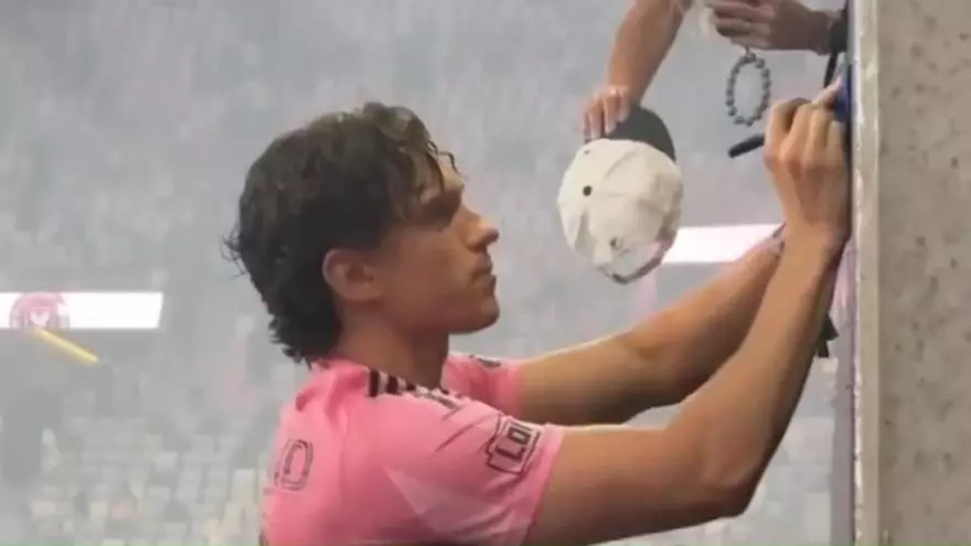 Tom Holland firmando autógrafos a sus fans con la camiseta del Inter de Miami puesta
