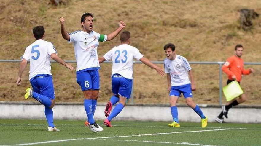 El Marcón celebra un gol ayer ante el Cambados. // Gustavo Santos