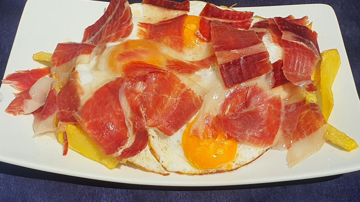 Huevos rotos con jamón, en El Descanso.