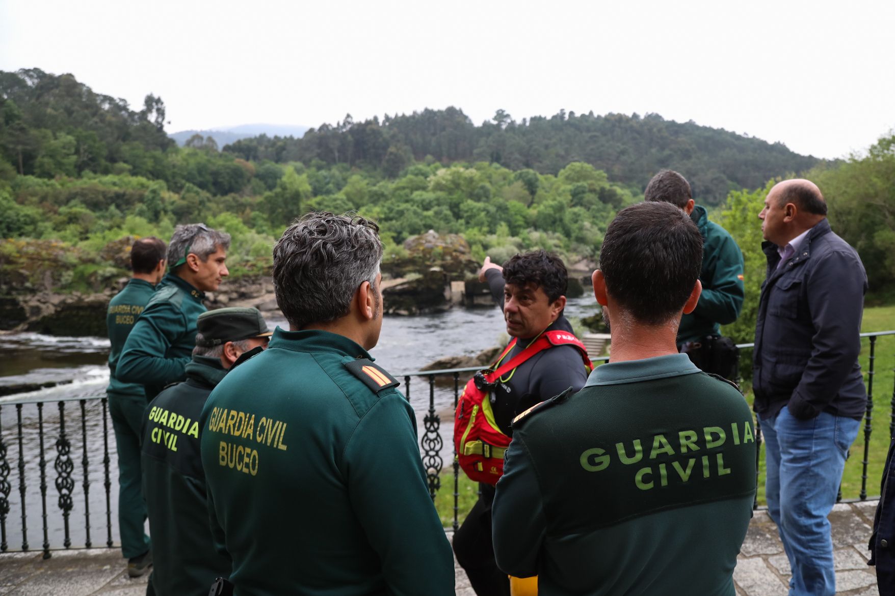 Búsqueda por agua y aire del joven arrastrado por el río en Arbo