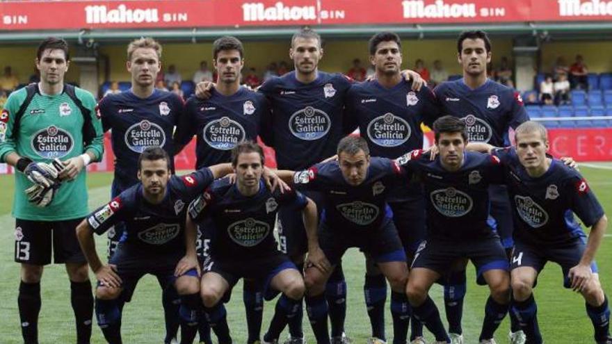 Formación incial del Deportivo, ayer en El Madrigal. / lof