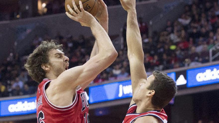 Pau Gasol durante una acción del partido.