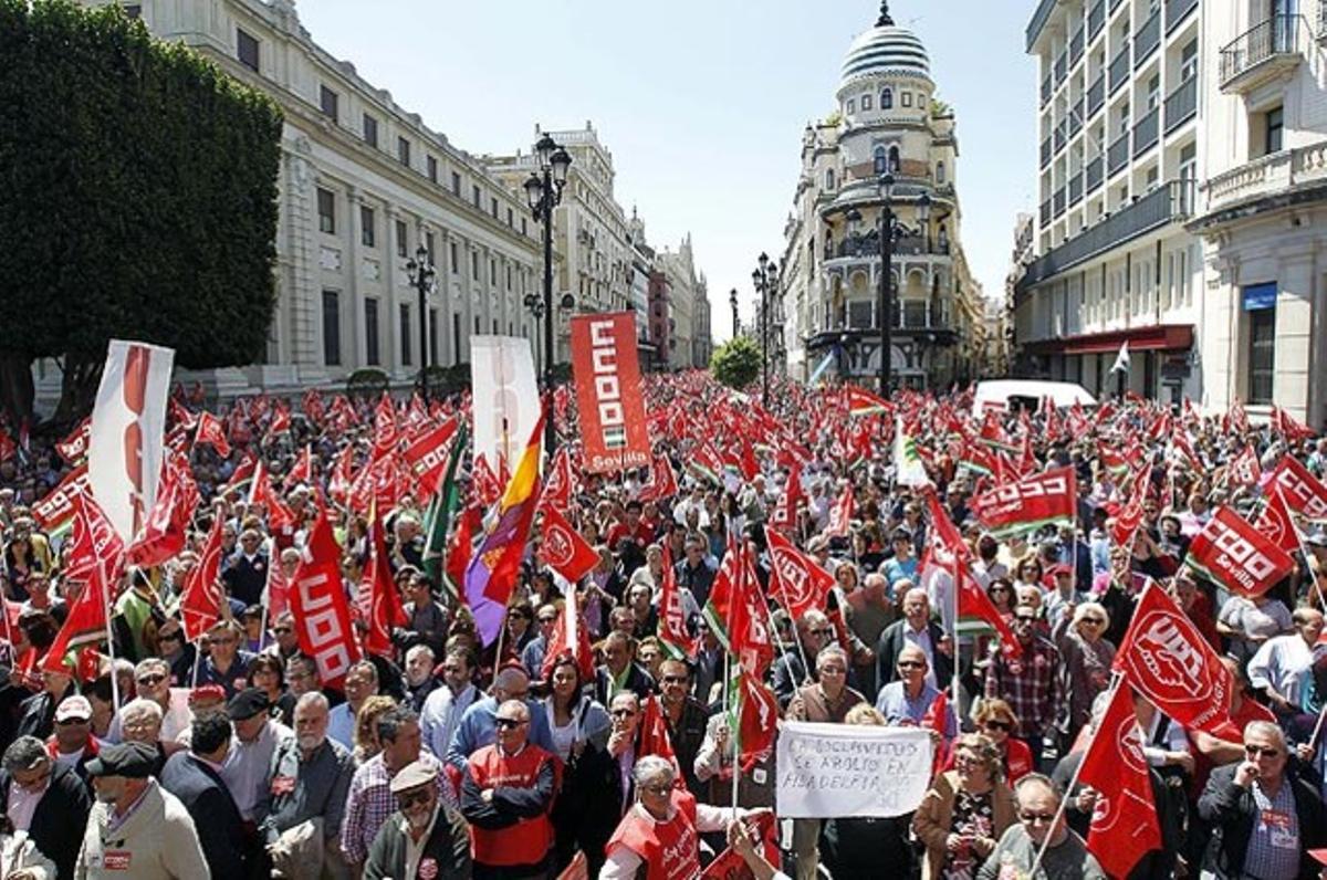 Milers de persones s’han manifestat aquest migdia pel centre de Sevilla per celebrar la commemoració del Primer de Maig, marcada per les protestes contra la crisi i la retallada de l’Estat del benestar.