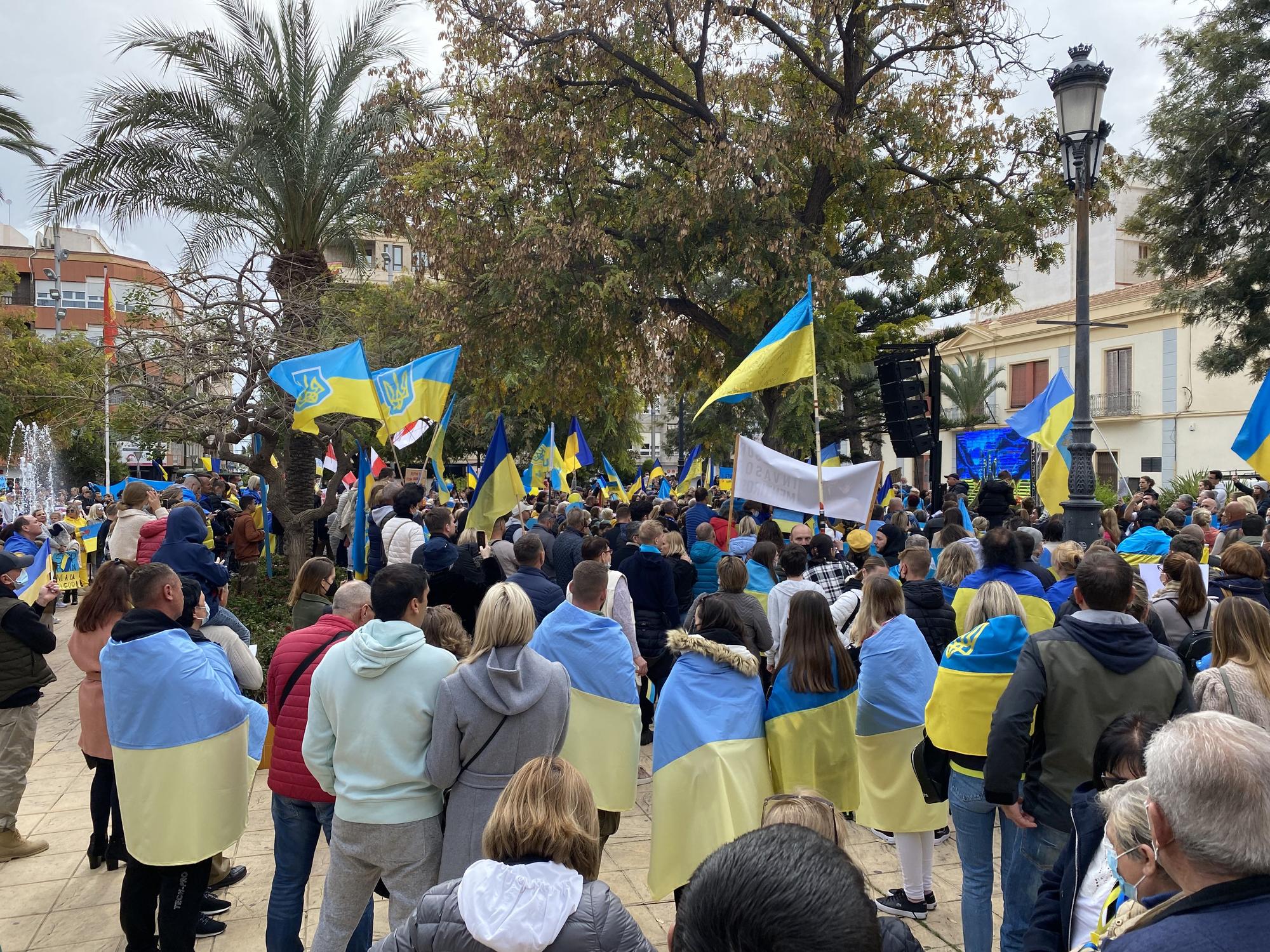 Un millar de personas se manifiesta en Torrevieja contra la invasión de Ucrania