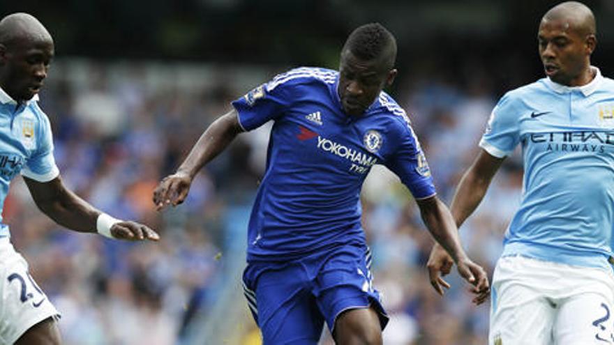 Mangala, a la izquierda, presiona la conducción de balón de Ramires, ayer en el City-Chelsea.