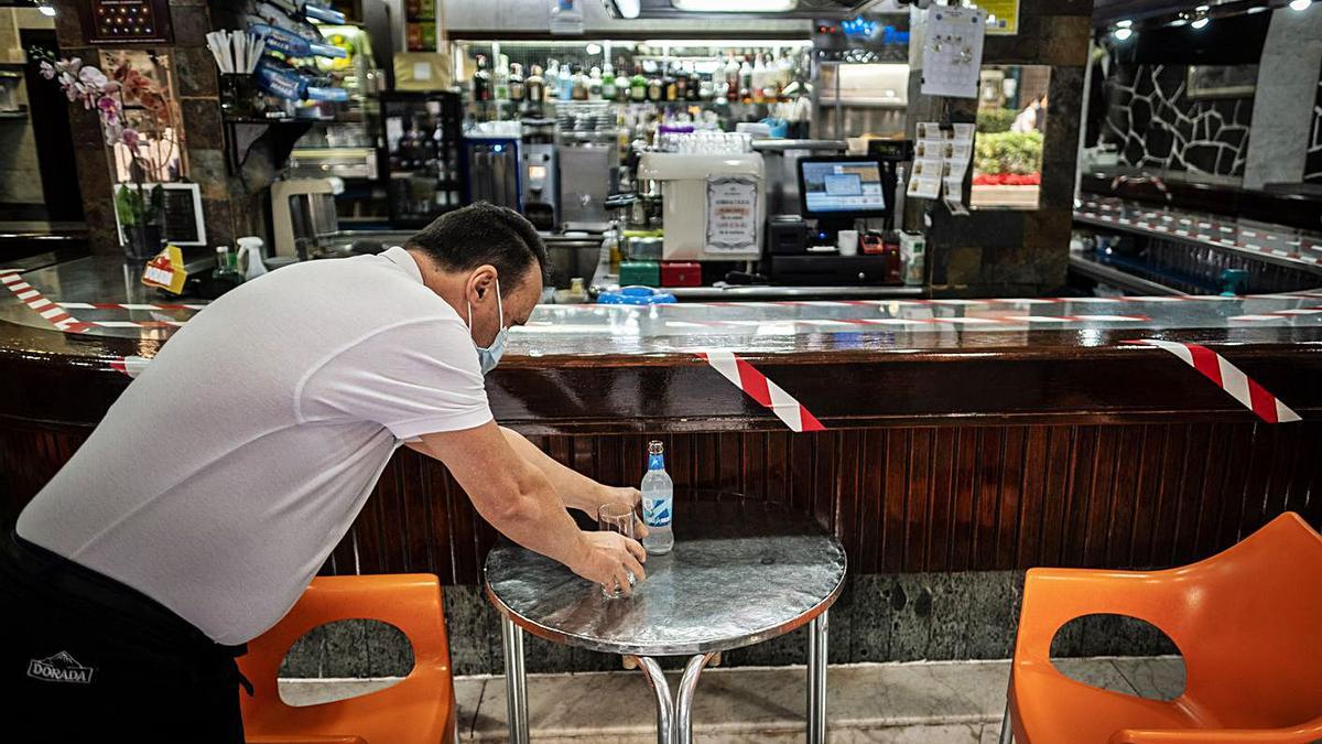 El bar Imperial, en Santa Cruz, se ha reinventado para colocar mesas junto a la barra. | | ANDRÉS GUTIÉRREZ