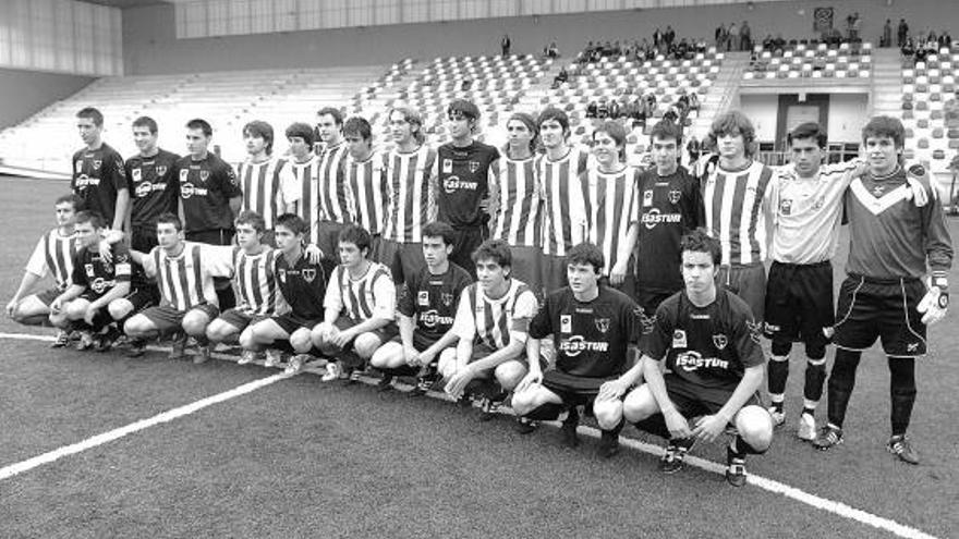 Los equipos del Romanón y el Lealtad posan juntos antes de la final del Torneo de Barrios de Siero.