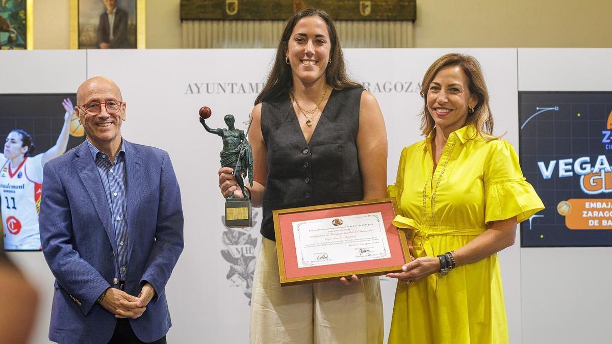 Vega Gimeno escoltada por Natalia Chueca y Félix Brocate.