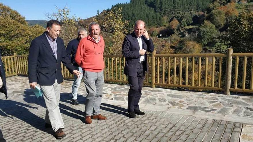 Álvaro Álvarez y José Valledor, en el centro, durante la visita a las obras en Pesoz.