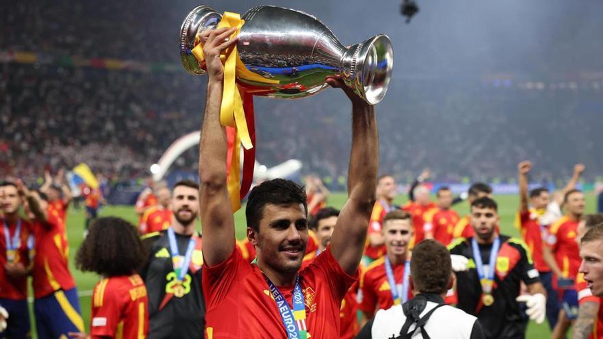 Rodri Hernández levanta el trofeo de la Eurocopa conquistada con la selección española.