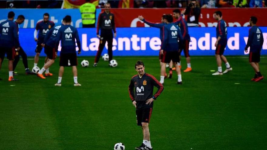 Lopetegui, con un balón sobre el Metropolitano, con los futbolistas por detrás.