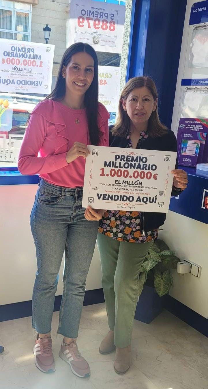 Adriana y Ángeles, las loteras de Nigrán con el cartel del premio.