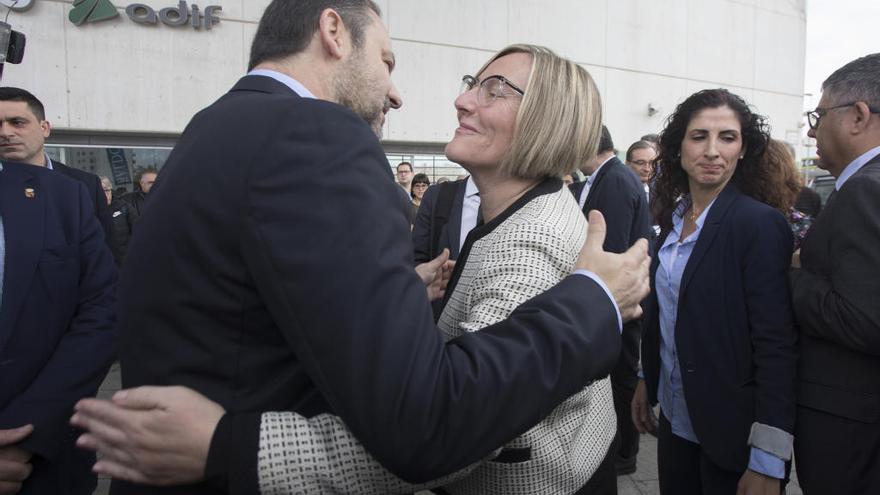 Ábalos y Salvador se saludan durante el inicio del servicio de Cercanías de Castelló a Vinaròs.