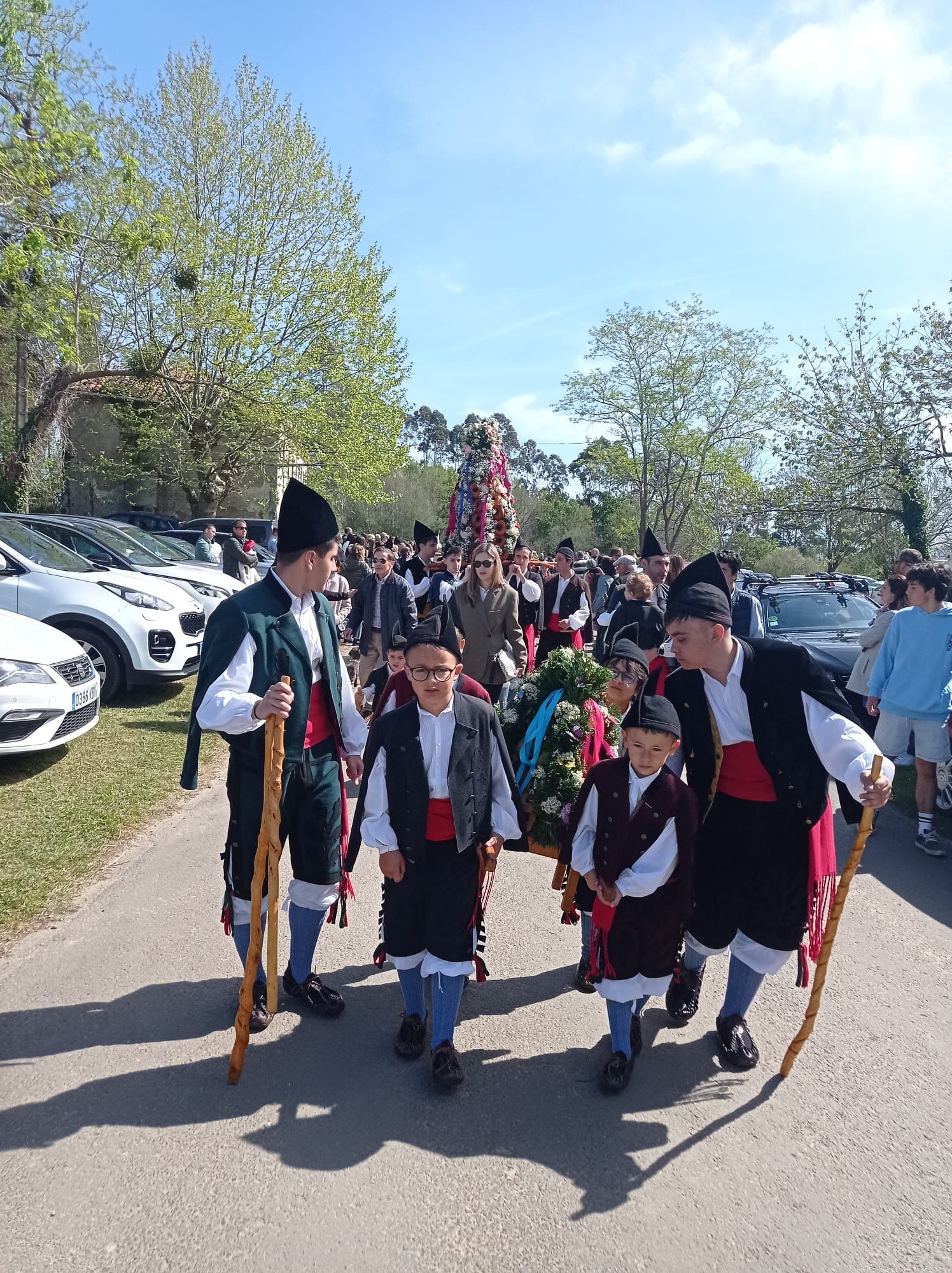 Un centenar de rosas para los llaniscos de la parroquia de Pría en la fiesta de la Virgen de la Flor