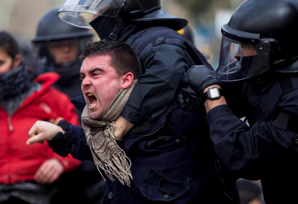 Desallotjament de membres dels CDR que bloquejaven