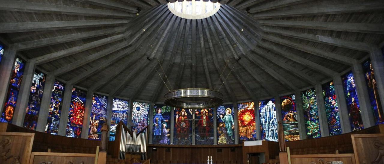 Eine komplexe Stahlbeton-Konstruktion aus 37 Streben, die Fenster aber in der Handwerkskunst des Mittelalters: Die von außen unscheinbare „Glaskirche“ entfaltet im Innern ihre Wirkung.