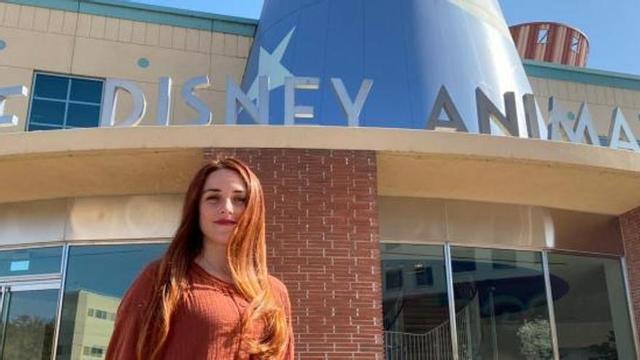 Paula Benedicto en la entrada de los estudios de animación de Disney en Los Ángeles.