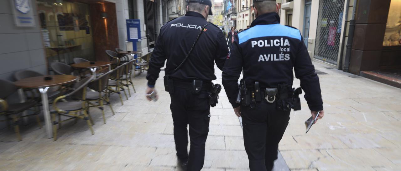 Agentes de la Policía Local y de la Policía Nacional, en una campaña informativa en comercios de Avilés