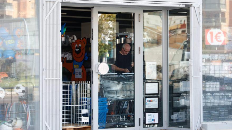 La tienda que ocupaba el bajo del edificio de Campanar: &quot;Estamos recuperando todo lo posible con la idea de reabrir en dos años&quot;