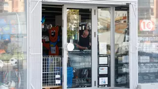 La tienda que ocupaba el bajo del edificio de Campanar: "Estamos recuperando todo lo posible con la idea de reabrir en dos años"