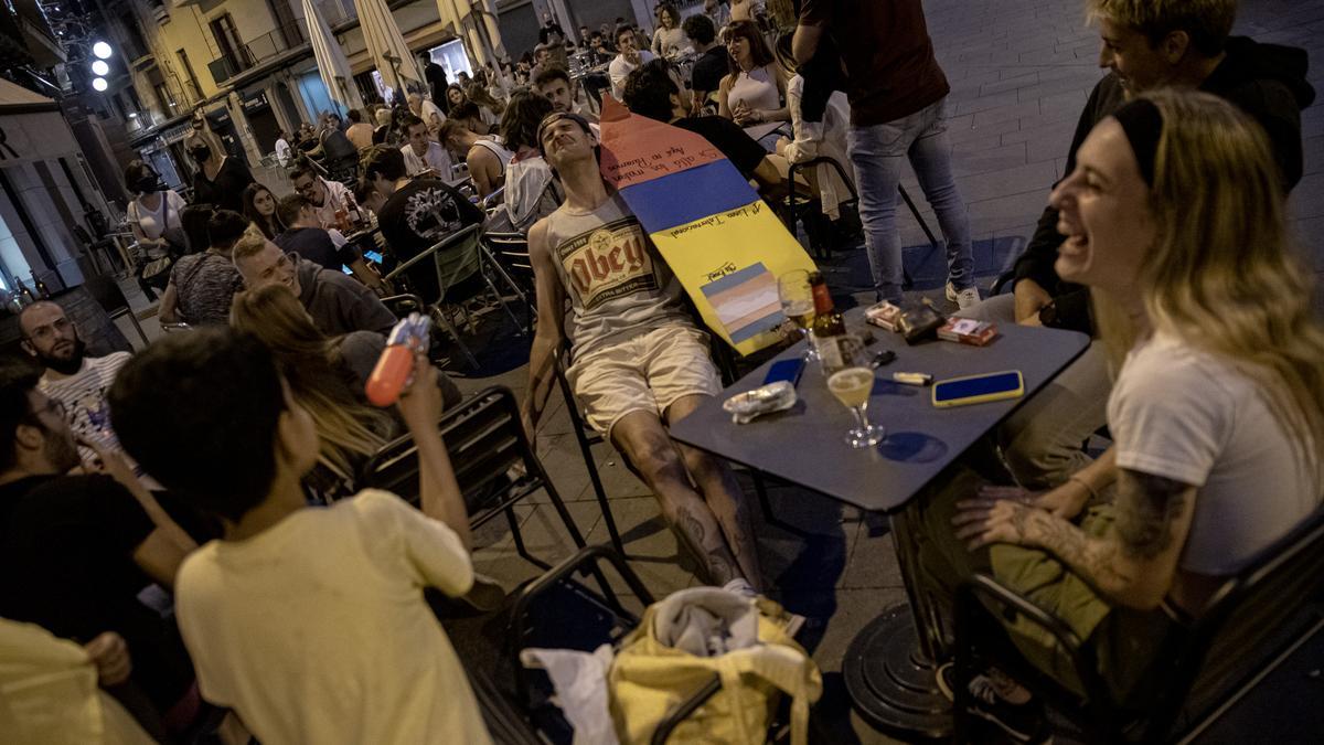 Un grup de persones, en una terrassa de la plaça Major de Manresa