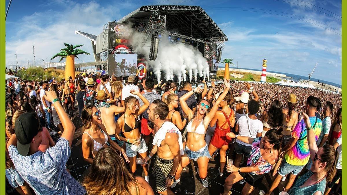 Ambiente caldeado en el Reggaeton Beach Festival de Barcelona, en la playa del Fòrum