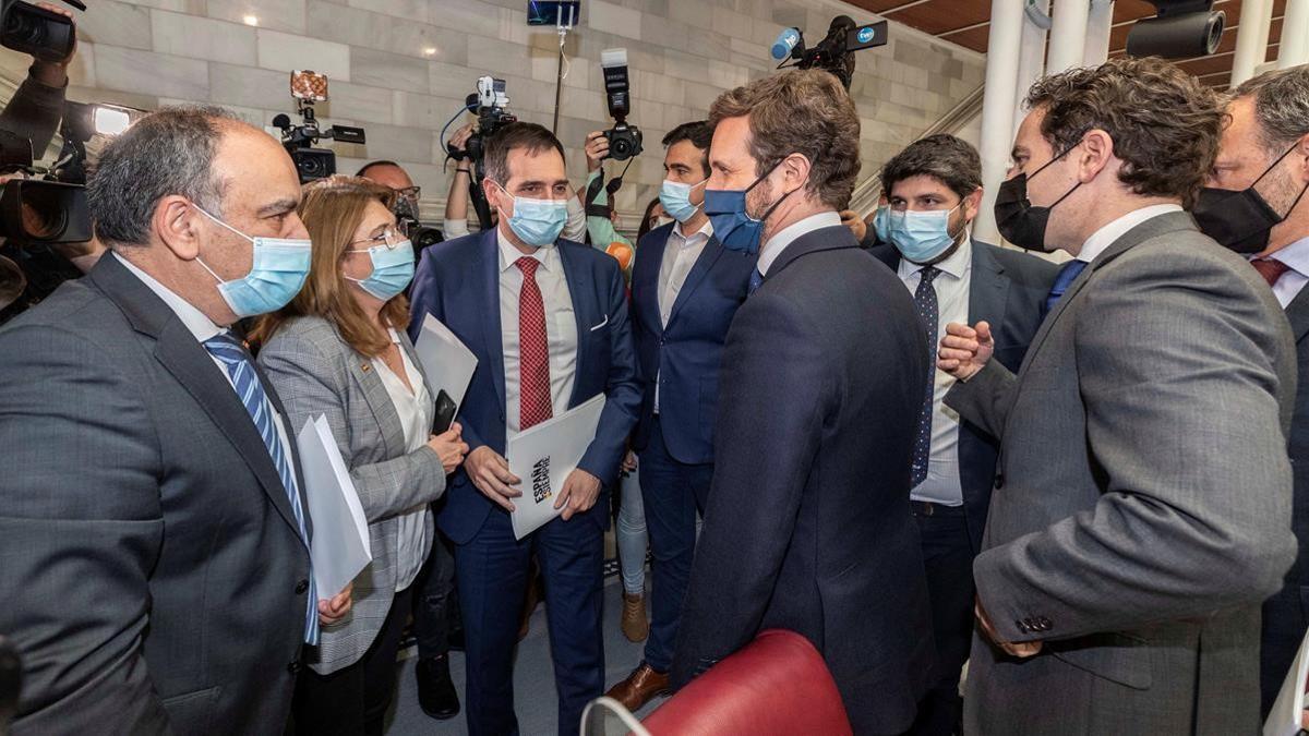 CARTAGENA (MURCIA)  18 03 2021 - El presidente del partido popular Pablo Casado (3d)  el secretario generla Teodoro Garcia Egea (2d)  el presidente de Murcia Fernando Lopez Miras (3d) saludan a los diputados expulsados de Vox Francsico Carrera (i) y Juan Jose Liarte (2i)  este jueves tras la segunda sesion del pleno de mocion de censura presentado por PSOE y Cs que no a prosperado gracias a los votos de dichos diputados   EFE Marcial Guillen