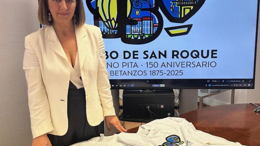 María Barral muestra el material conmemorativo del globo. | | LOC