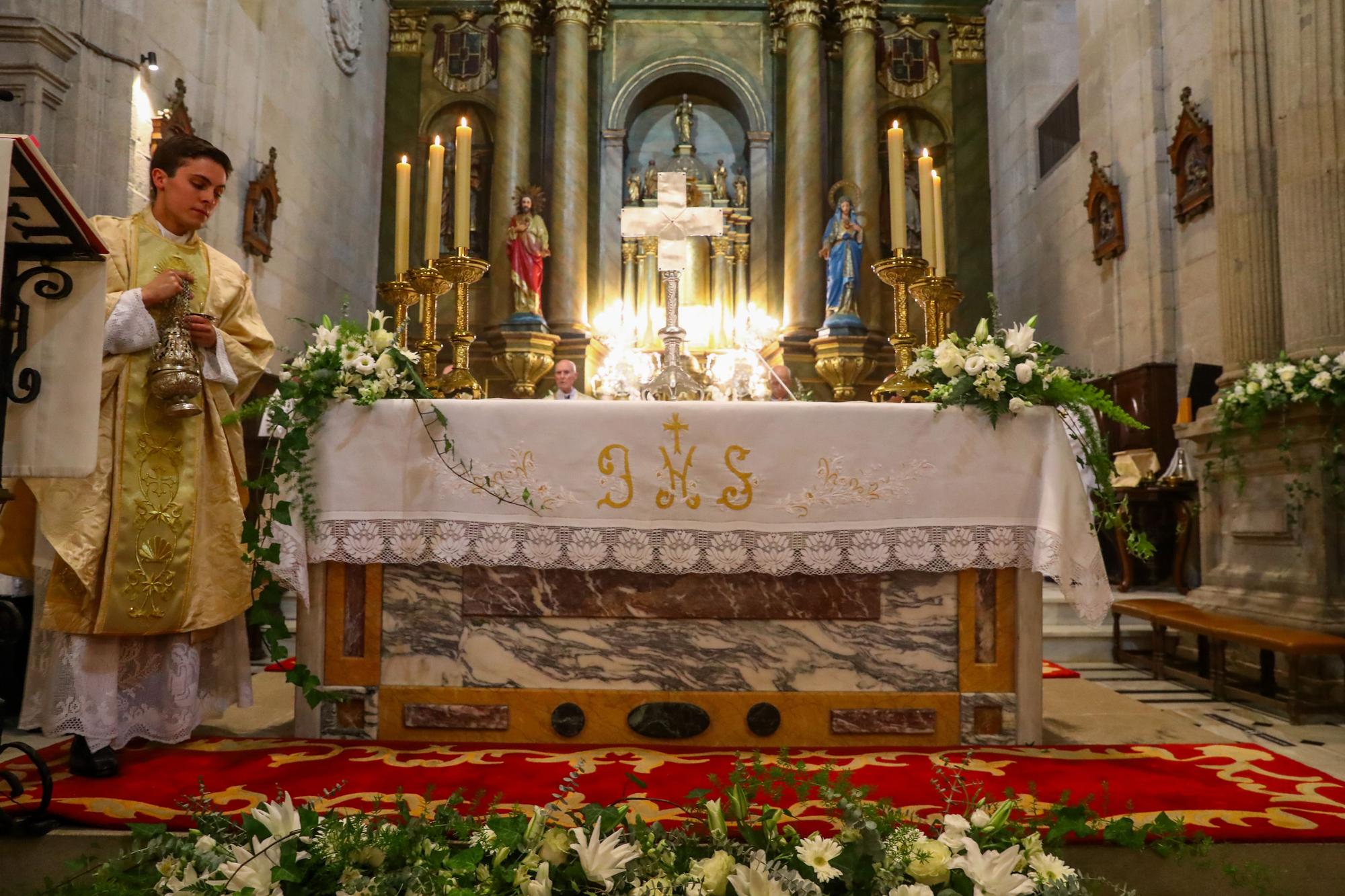 Oficia su primera misa con tan solo 24 años: así fue el multitudinario debut del sacerdote Ernesto Gómez Juanatey