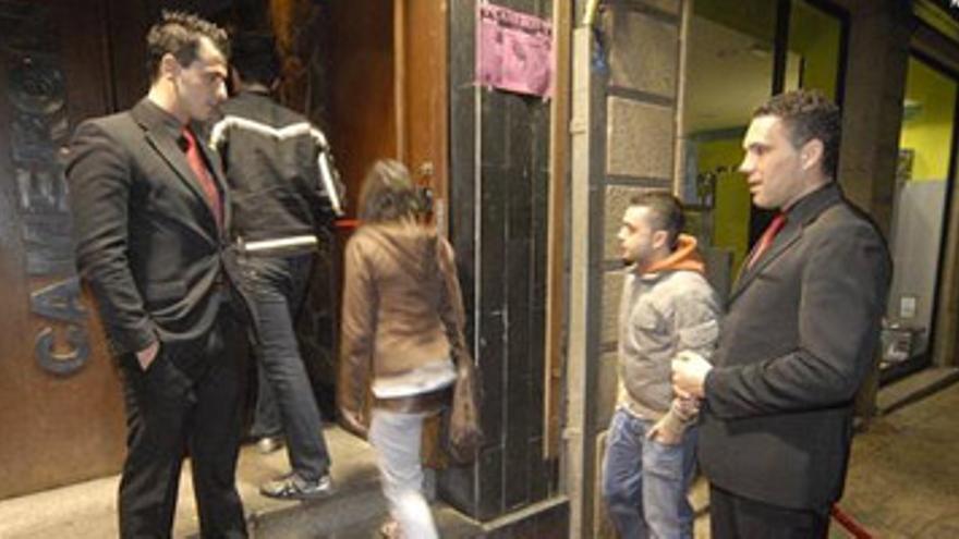 Los hosteleros y los sindicatos, a favor de regular la labor del ´portero de discoteca´