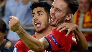 Saúl y Asensio celebran uno de los tres goles del rojiblanco durante la semifinal ante Italia.