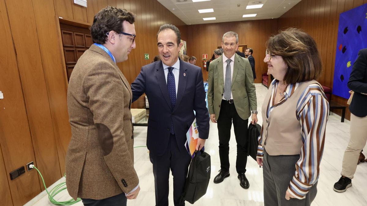 El concejal Antonio Peral saluda en la reunión al director del SEPIE, Alfonso Gentil, y a la rectora de la UA, Amparo Navarro.