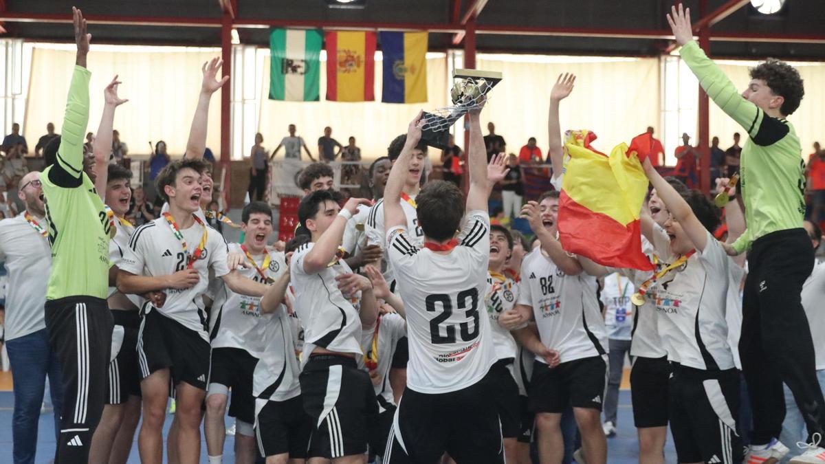 El Balonmano Dominicos Zaragoza celebra el Campeonato de España.