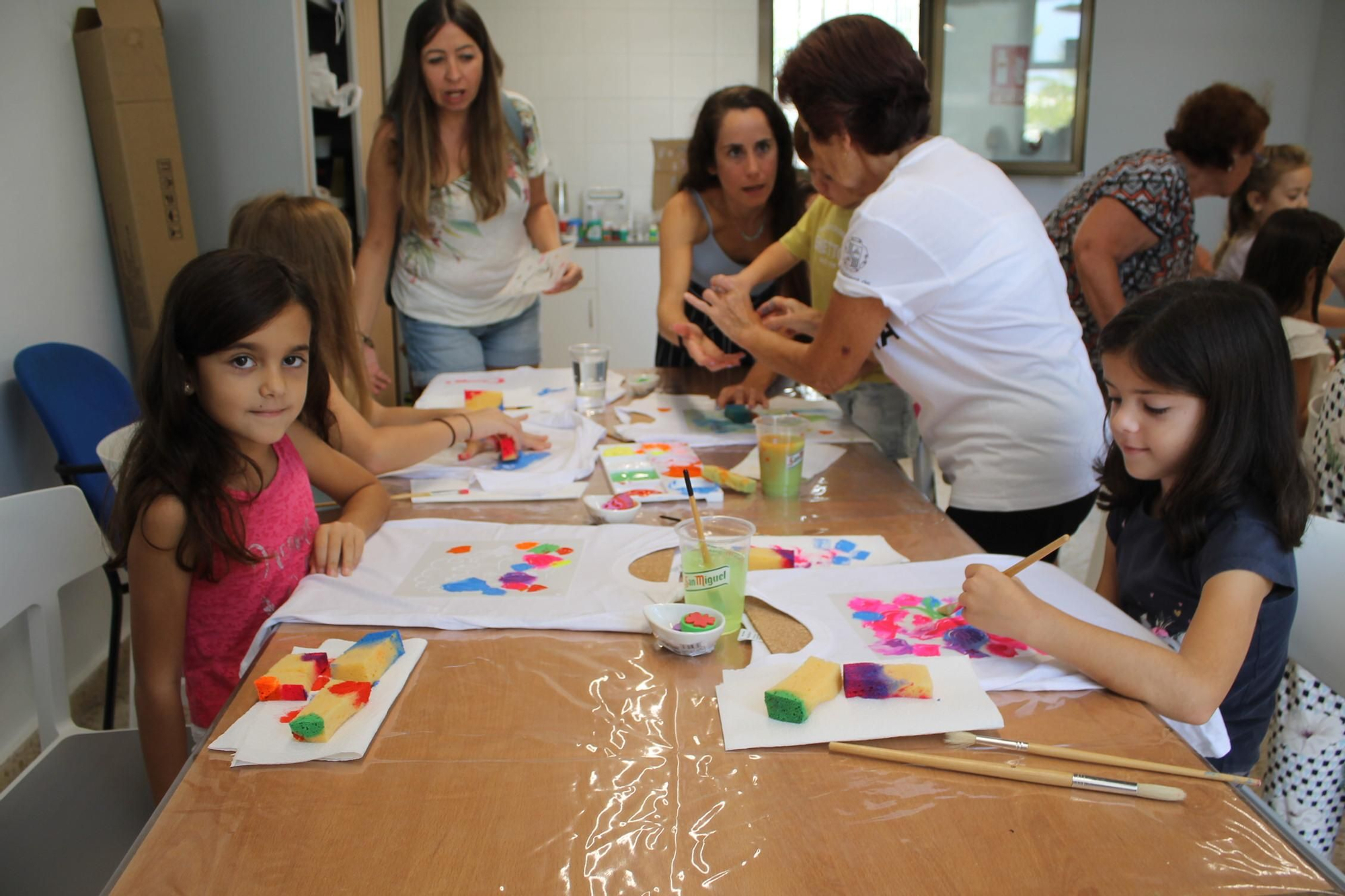 Galería de imágenes: Nietos y abuelos pintan camisetas en el taller de las fiestas de Cala de Bou