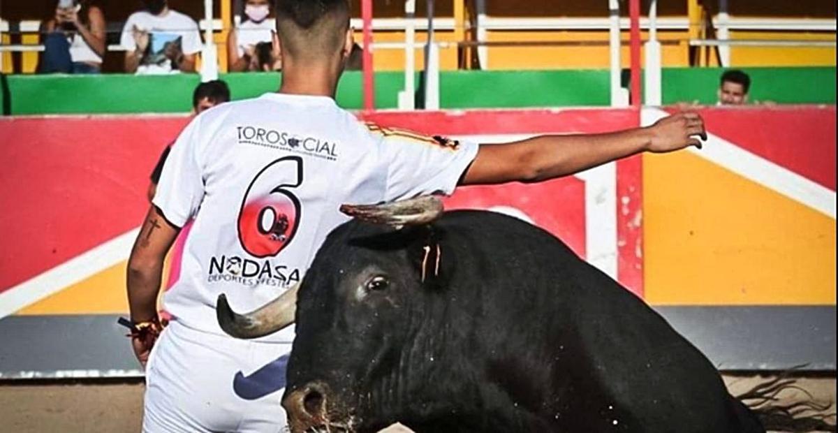 El grupo local Bajar a la Tierra actuó en el merendero. |