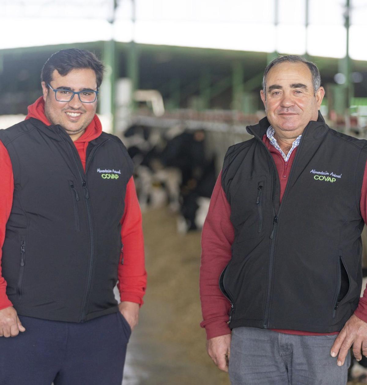 Francisco Caballero, hijo y padre, en su granja El Algarrobillo en Pozoblanco.