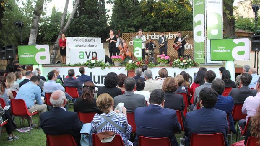 jorge armestar y olga rodríguez reciben el premio avuelapluma