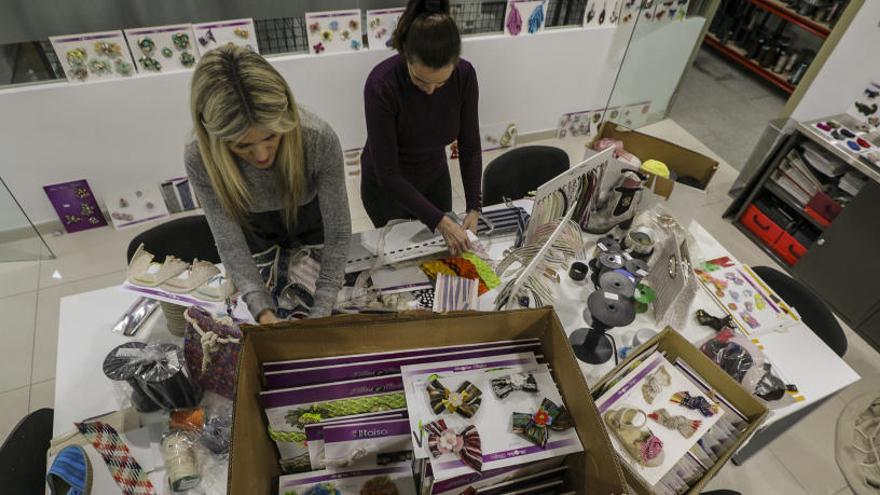 La preparación, ayer, del muestrario de una empresa que expone hoy en Futurmoda.