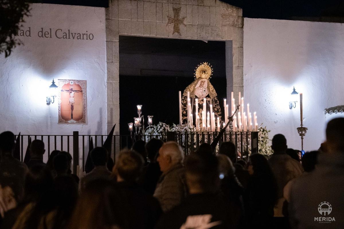 Salida del paso de la Virgen de los Dolores, en la Ermita del Calvario de Mérida.