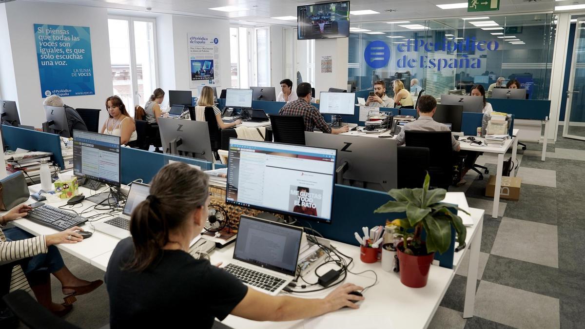 Periodistas de ‘El Periódico de España’ trabajan en la Redacción de la cabecera, ubicada en las instalaciones de Prensa Ibérica de la calle de Pedro Muñoz Seca, en Madrid.