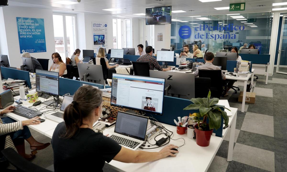 Periodistas de ‘El Periódico de España’ trabajan en la Redacción de la cabecera, ubicada en las instalaciones de Prensa Ibérica de la calle de Pedro Muñoz Seca, en Madrid.